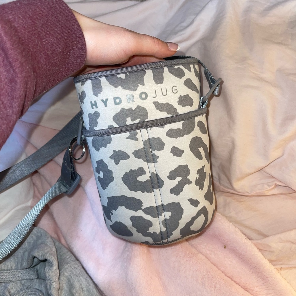 Hydro jug carrier in cheetah print